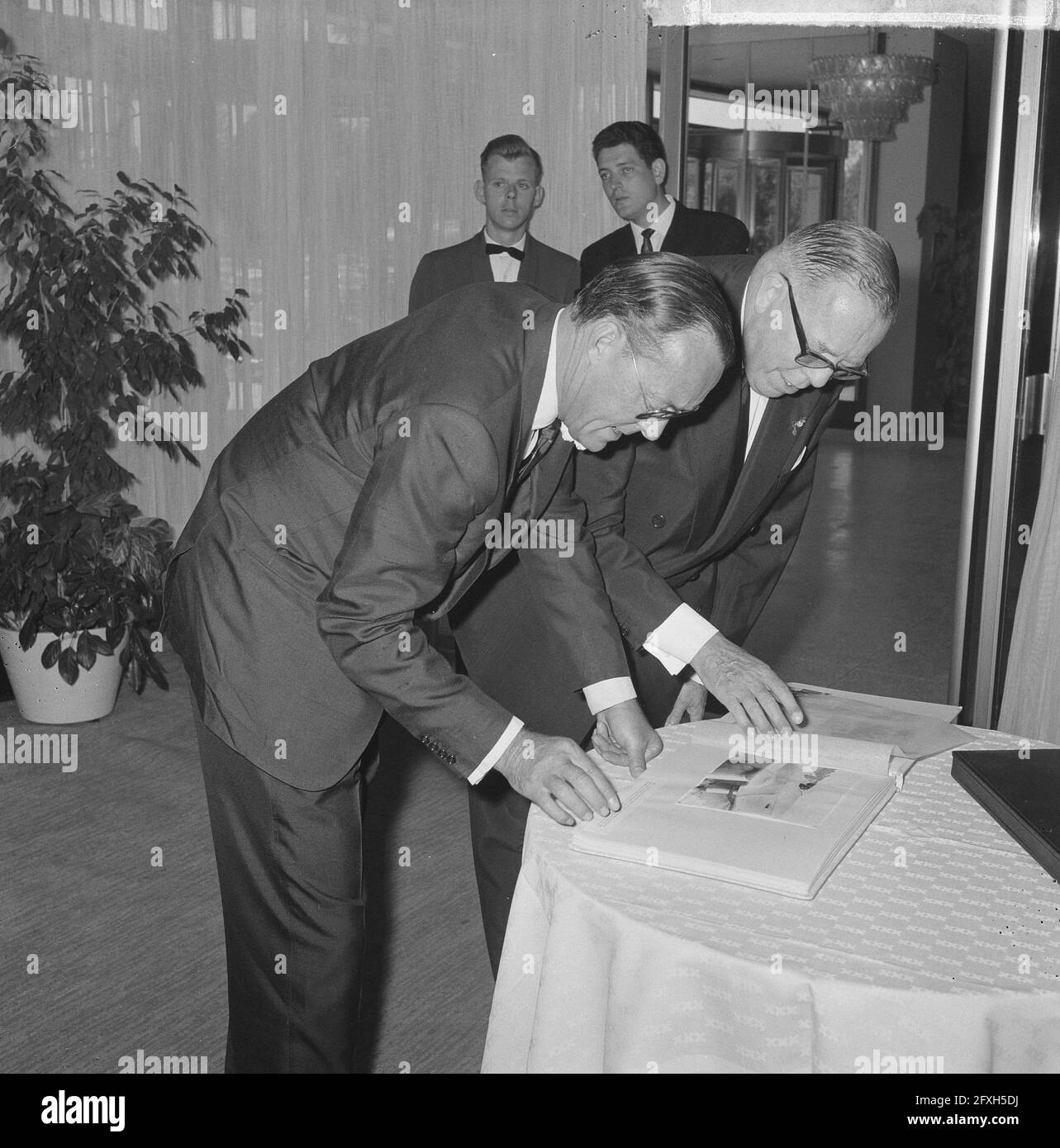 Réception d'adieu du président de la Royal Netherlands Aeronautical Society, C. Kolff à Hilton, 8 juin 1963, réceptions d'adieu, présidents, Pays-Bas, Agence de presse du XXe siècle photo, nouvelles à retenir, documentaire, photographie historique 1945-1990, histoires visuelles, L'histoire humaine du XXe siècle, immortaliser des moments dans le temps Banque D'Images