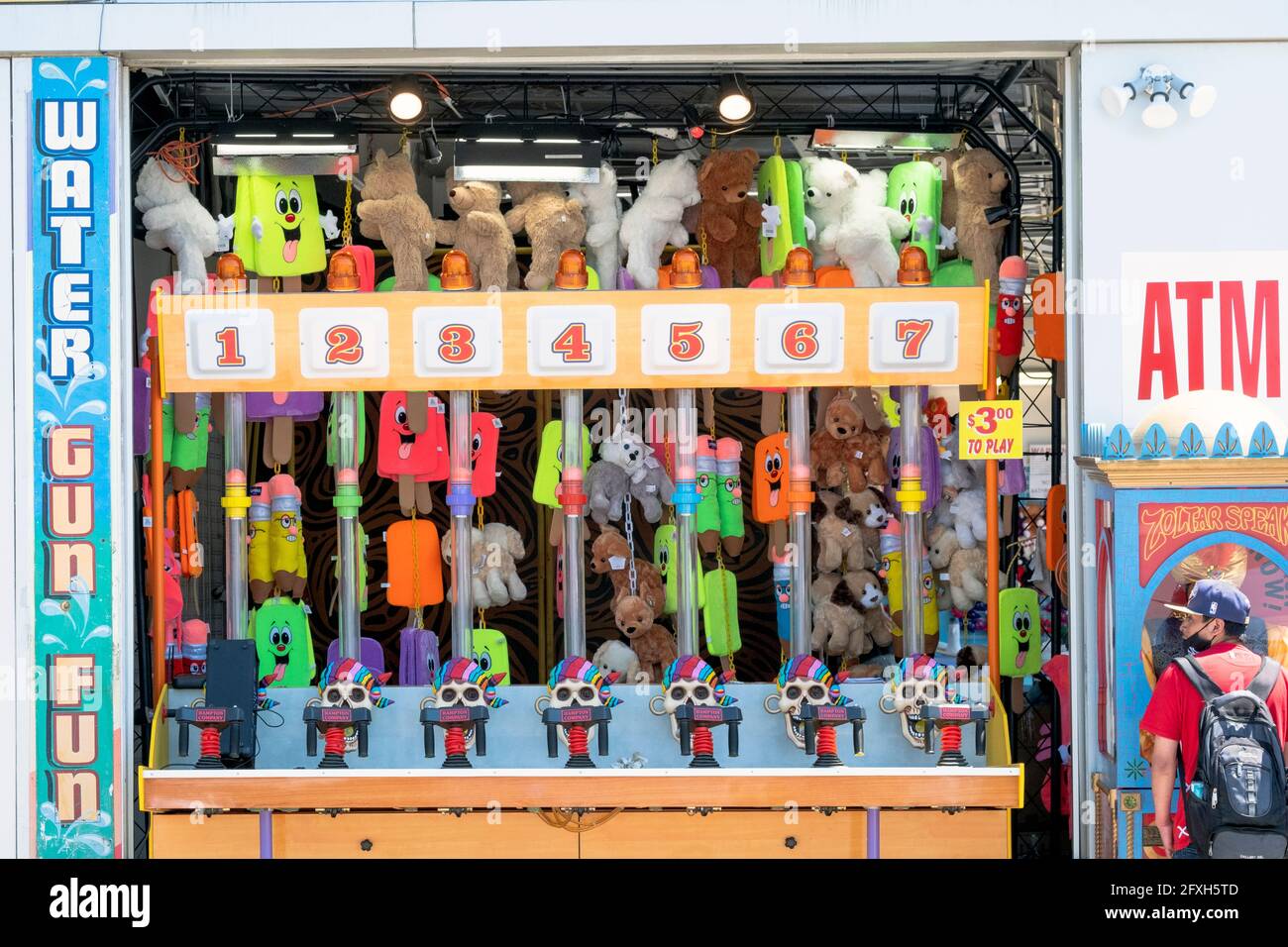 PISTOLET À EAU AMUSANT, un jeu offrant des prix de cheesy à des markmen ou des femmes. Sur Stillwell Avenue de la promenade de Coney Island, Brooklyn, NY. Banque D'Images