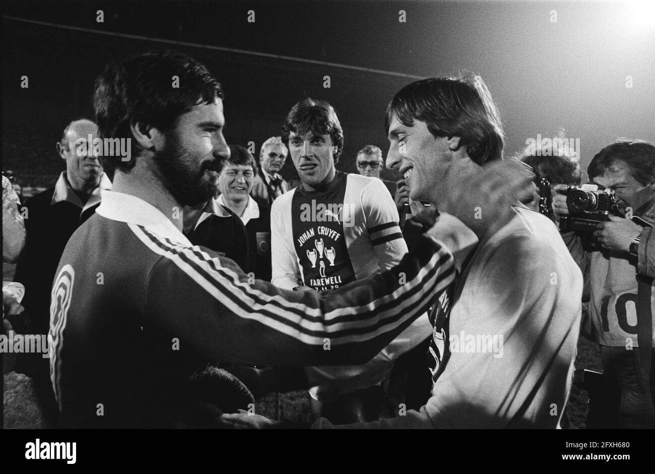 Match d'adieu Johan Cruijff, Ajax contre Bayern Munich 0-8; Cruijff avec Gerd Muller (l), 7 novembre 1978, adieu, sport, football, Pays-Bas, Agence de presse du XXe siècle photo, nouvelles à retenir, documentaire, photographie historique 1945-1990, histoires visuelles, L'histoire humaine du XXe siècle, immortaliser des moments dans le temps Banque D'Images