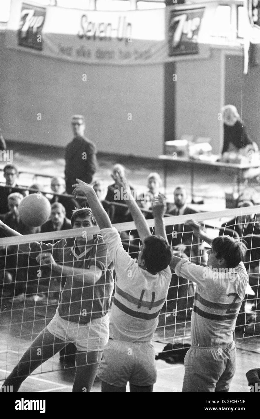 Volley-ball, Blokker contre HML, Frank Constandse donne ha smash passé Schipper (11) i, 10 décembre 1967, VOLLEYbal, pays-Bas, agence de presse du xxe siècle photo, nouvelles à retenir, documentaire, photographie historique 1945-1990, histoires visuelles, L'histoire humaine du XXe siècle, immortaliser des moments dans le temps Banque D'Images