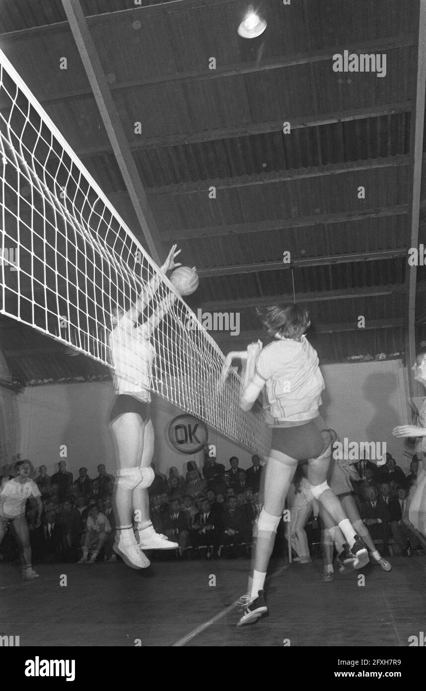Volleyball Ladies, Valboval contre Akademik Sofia (Bulgarie) pour  l'Europakup à Woerden (troisième tour) moments de jeu, 29 mars 1969,  VOLLEYbal, pays-Bas, agence de presse du xxe siècle photo, nouvelles à  retenir, documentaire,