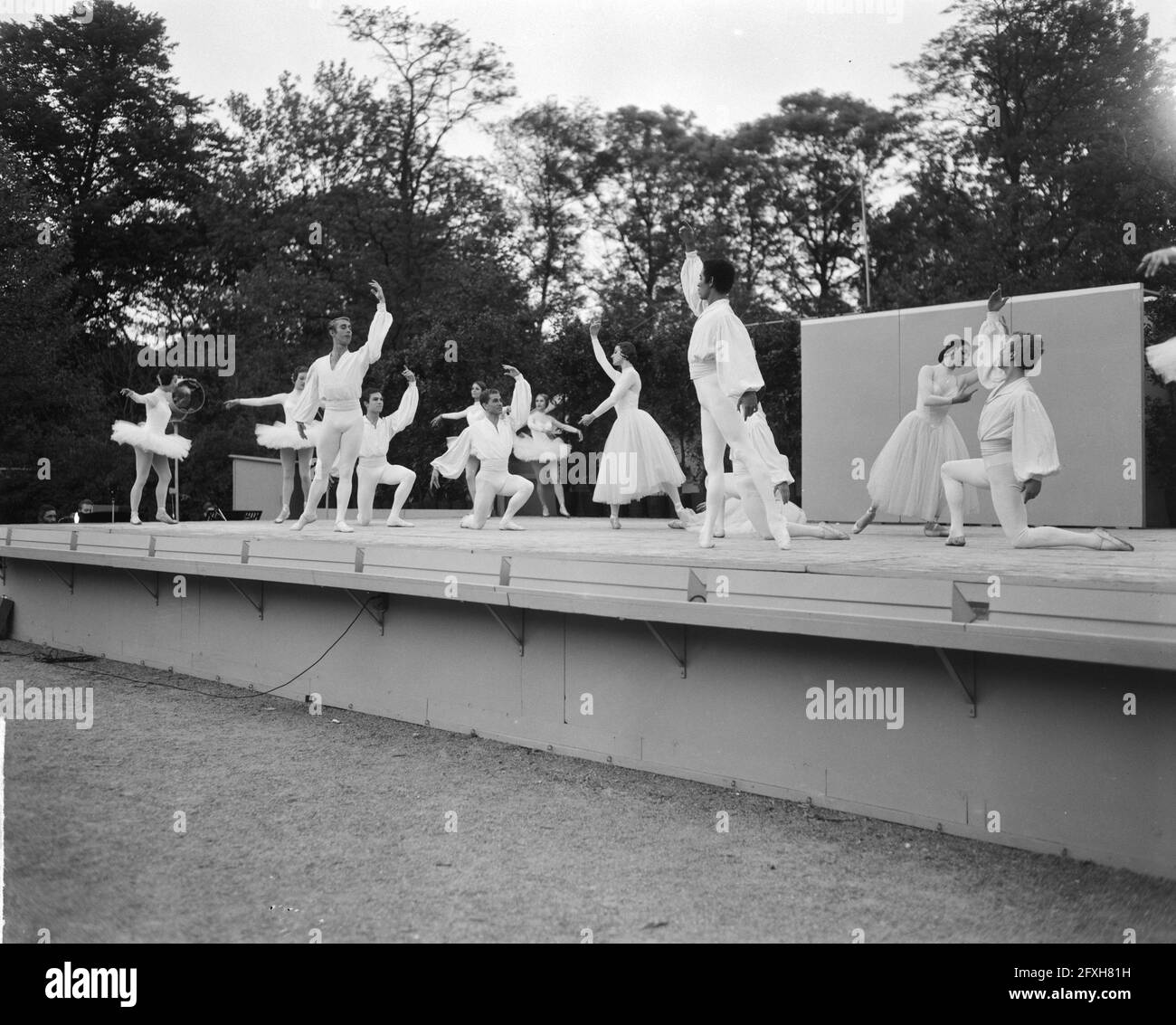 Vondelparkfeesten 1963 s'ouvre avec une performance de Het nationale Ballet dirigée par Sonia Gaskell, performance du ballet Suite en blanc, 4 juin 1963, ballet, spectacles, Pays-Bas, Agence de presse du XXe siècle photo, nouvelles à retenir, documentaire, photographie historique 1945-1990, histoires visuelles, L'histoire humaine du XXe siècle, immortaliser des moments dans le temps Banque D'Images