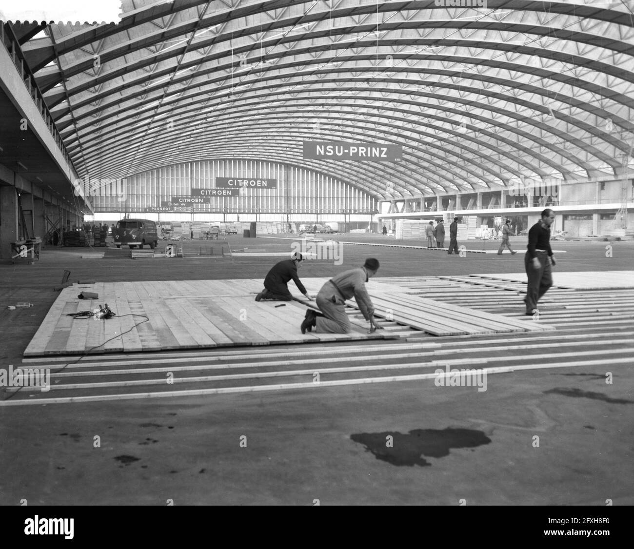 Préparation à la RAI pour l'exposition automobile à venir, pose des planchers pour les stands, 18 janvier 1961, préparations, expositions automobiles, Pays-Bas, Agence de presse du XXe siècle photo, nouvelles à retenir, documentaire, photographie historique 1945-1990, histoires visuelles, L'histoire humaine du XXe siècle, immortaliser des moments dans le temps Banque D'Images