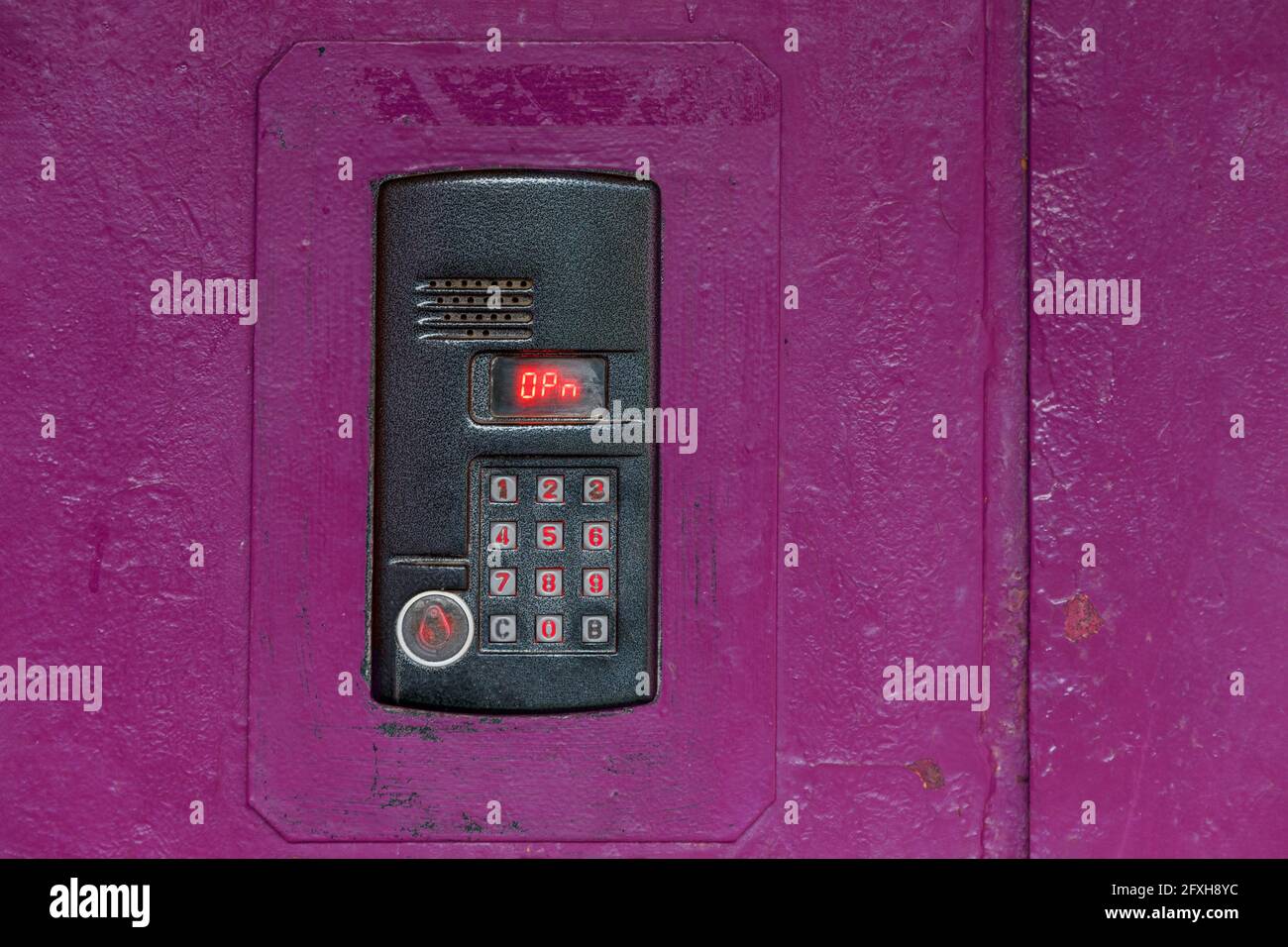Un interphone sur une ancienne surface en acier rose peint avec un clavier,  un affichage numérique et un capteur rfid pour appeler le gros plan Photo  Stock - Alamy
