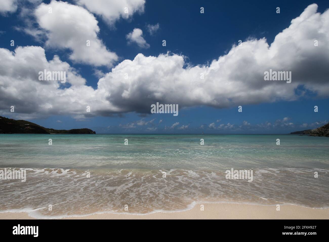 Plage tropicale avec nuages Banque D'Images