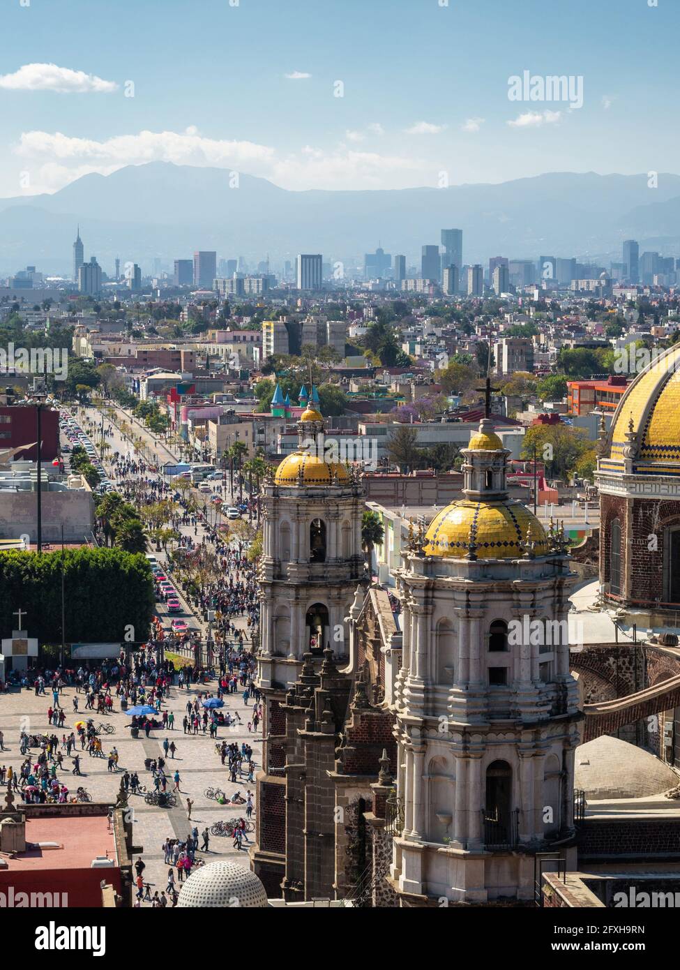 Mexico, Mexique, monument historique Basilique notre-Dame de Guadalupe avec vue sur la ville de Mexico par une journée ensoleillée. Banque D'Images