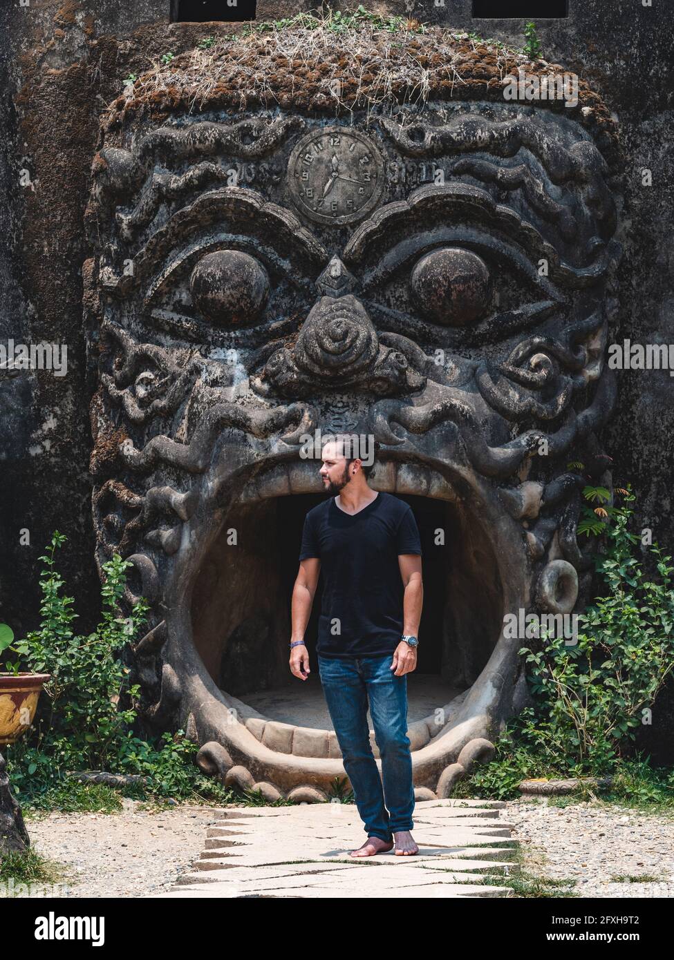 Jeune voyageur au Wat Xieng Khuan aka Buddha Park, un parc de sculptures sur le thème bouddhiste près de Vientiane, Laos. Banque D'Images