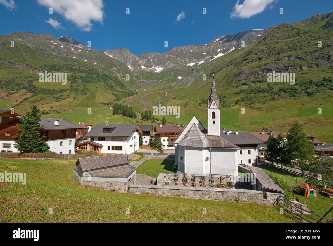 Église au village de Plan dans la vallée de Passiria (Passeiertal), Trentin-Haut-Adige, Italie Banque D'Images