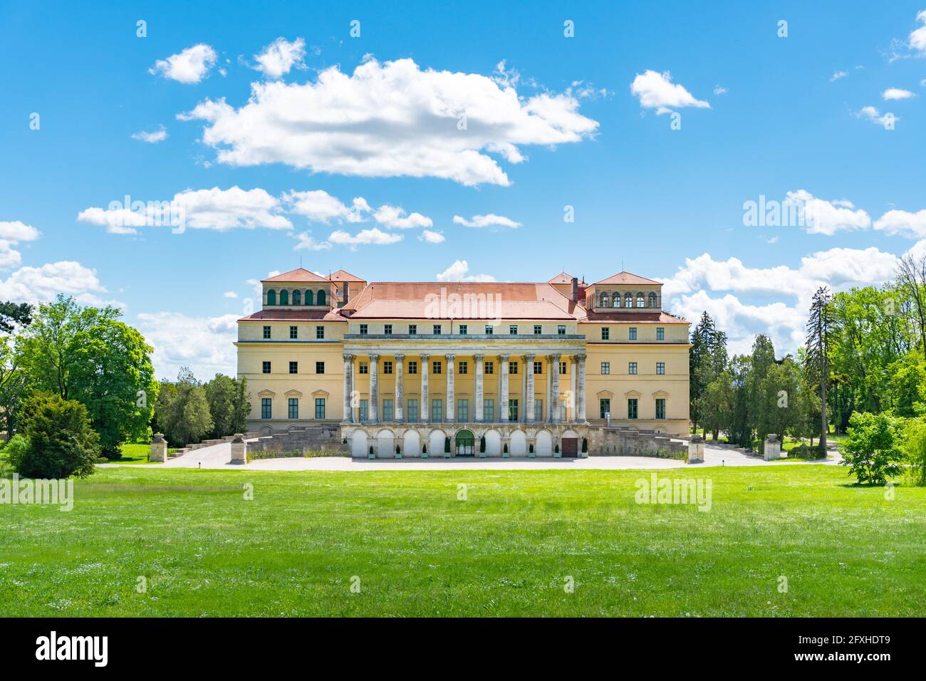 Château d'Esterhazy à Eisenstadt, région du Burgenland. Vue arrière du célèbre site touristique, musée et lieu de l'événement depuis le public Schlosspark pendant un su Banque D'Images