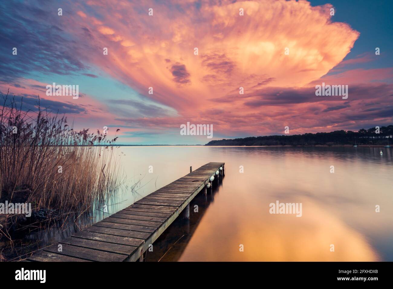 France Gironde 33 Lac Le Moutchic Ponton En Bois Au Coucher Du Soleil Avec Un Ciel Colore Photo Stock Alamy