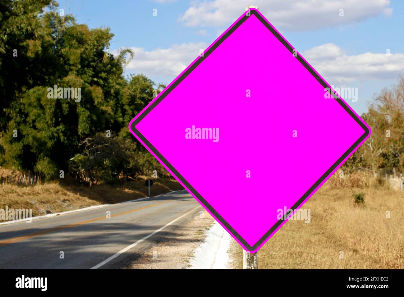 maquette de signalisation routière vierge violette sans indication d'alerte Banque D'Images