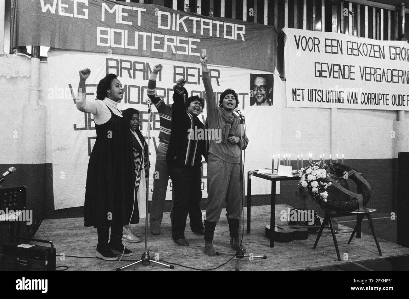 Femmes avec des poings serrés à une table avec des bougies et une couronne pour les morts des meurtres de décembre, 24 décembre 1982, manifestations, meurtres politiques, Bannières, femmes, pays-Bas, Agence de presse du XXe siècle photo, nouvelles à retenir, documentaire, photographie historique 1945-1990, histoires visuelles, L'histoire humaine du XXe siècle, immortaliser des moments dans le temps Banque D'Images