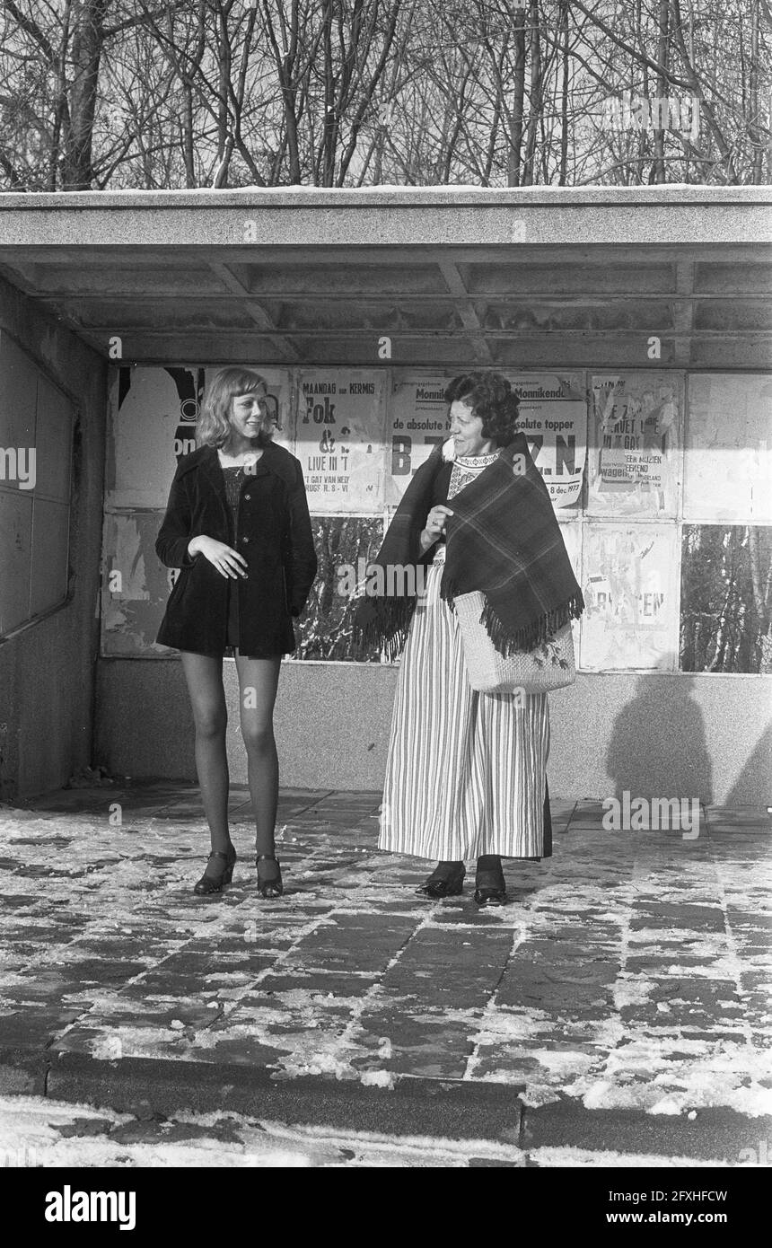 Femme en costume de Volendam et fille en minijupe à un arrêt de bus à  Volendam le dimanche 2 décembre 1973 sans voiture, les dimanches sans  voiture, costumes, Filles, femmes, pays-Bas, Agence