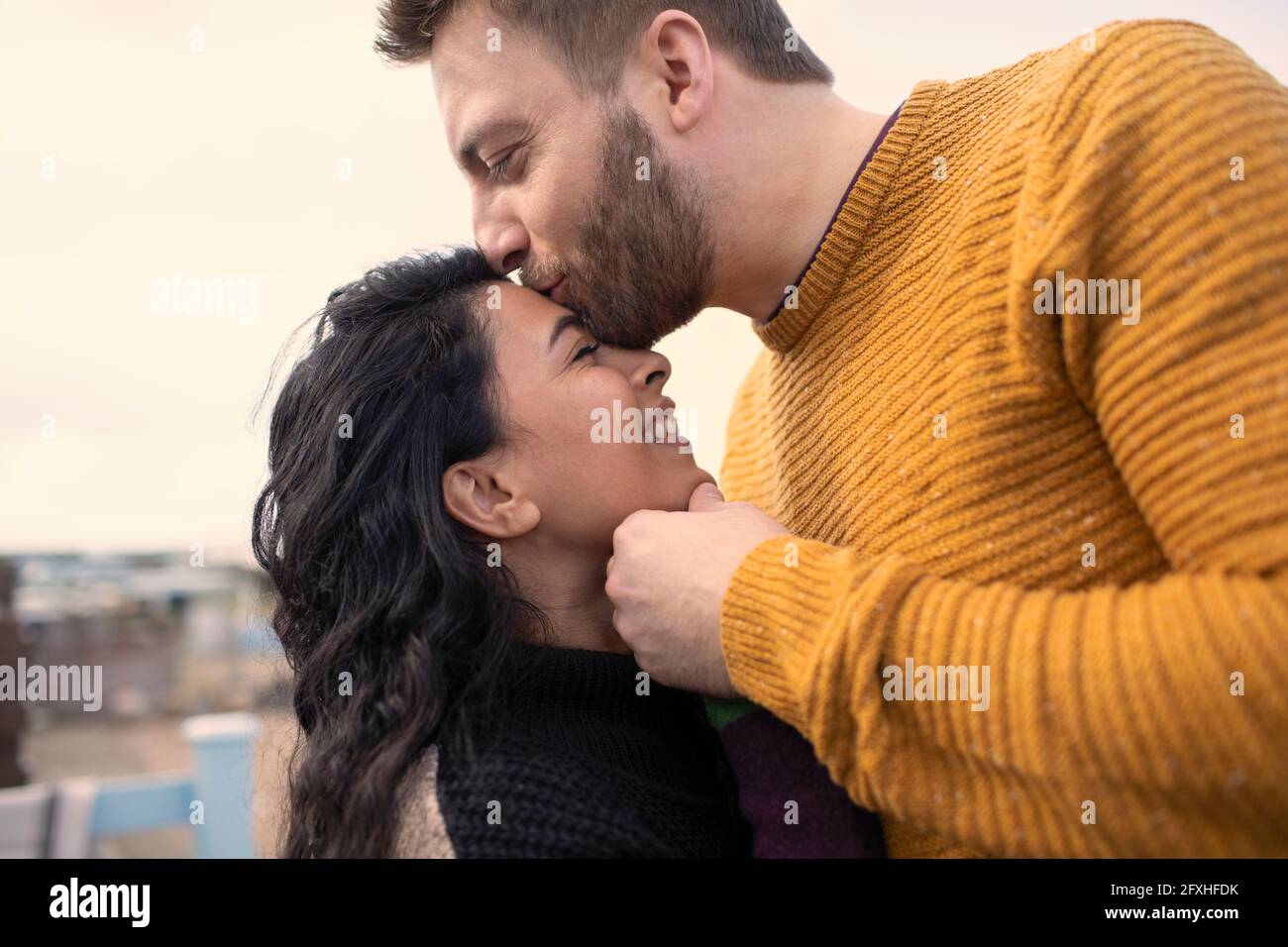 Couple affectueux heureux s'embrassant Banque D'Images