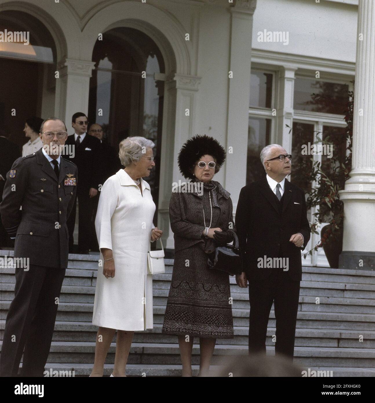 La reine Juliana et le prince Bernhard avec le président Heinemann et son conjoint sur les marches de la Villa Hammerschmidt à Bonn, 26 octobre 1971, débarquements, reines, présidents, princes, visites d'état, pays-Bas, Agence de presse du XXe siècle photo, nouvelles à retenir, documentaire, photographie historique 1945-1990, histoires visuelles, L'histoire humaine du XXe siècle, immortaliser des moments dans le temps Banque D'Images