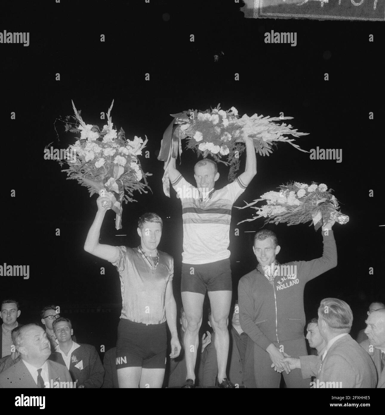 Championnats du monde à Recourt. Les pros finaux se lapient. Poste, Faggin et Nijdam sur le podium honorifique, 7 août 1963, POIGNARDS, podiums honorifiques, Finales, pros, pays-Bas, agence de presse du XXe siècle photo, news to remember, documentaire, photographie historique 1945-1990, histoires visuelles, L'histoire humaine du XXe siècle, immortaliser des moments dans le temps Banque D'Images