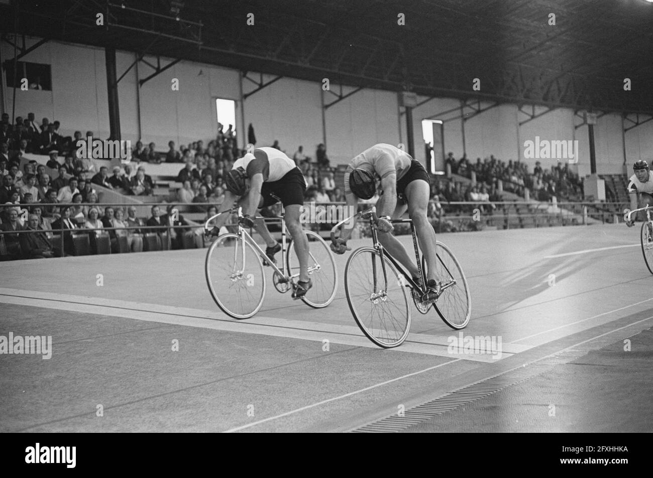 Championnats du monde de cyclisme sur piste à Rocourt, sprinters amateurs. La finale entre Piet van der Touw, qui bat un russe [no name, Ed.], 2 août 1963, sports, Cyclisme, pays-Bas, agence de presse du XXe siècle photo, news to remember, documentaire, photographie historique 1945-1990, histoires visuelles, L'histoire humaine du XXe siècle, immortaliser des moments dans le temps Banque D'Images