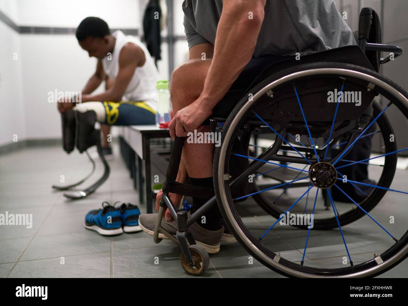 Athlète paraplégique en fauteuil roulant dans le vestiaire Banque D'Images