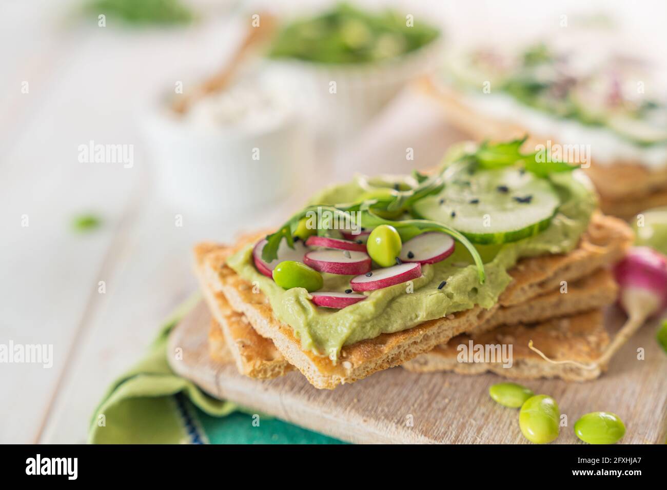 Concept de saine alimentation - pains croustillants avec concombre et raddish sur fond blanc, espace de copie Banque D'Images