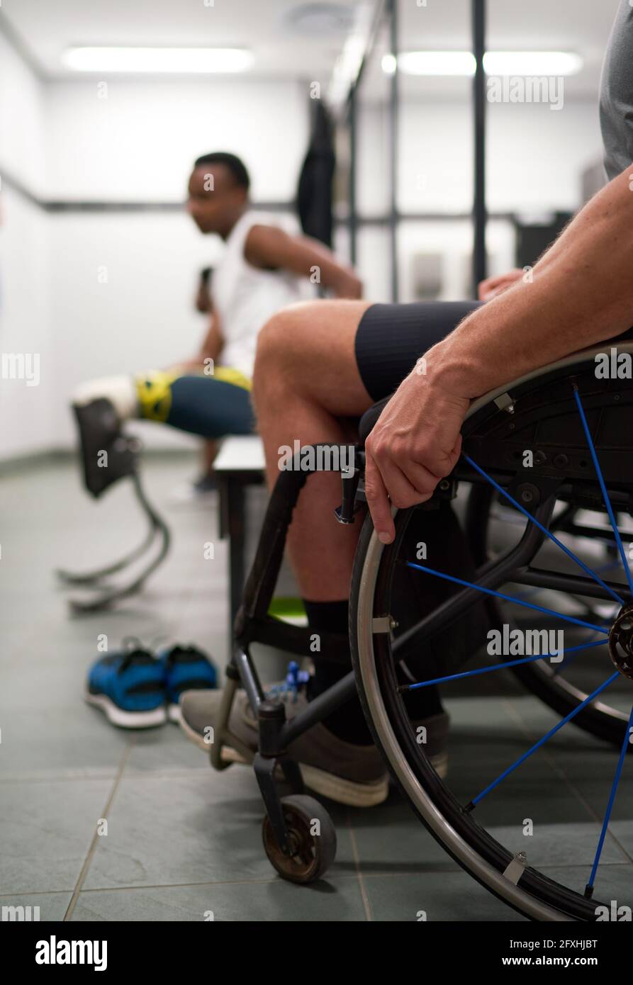 Fauteuils roulants et athlètes amputés dans les vestiaires Banque D'Images