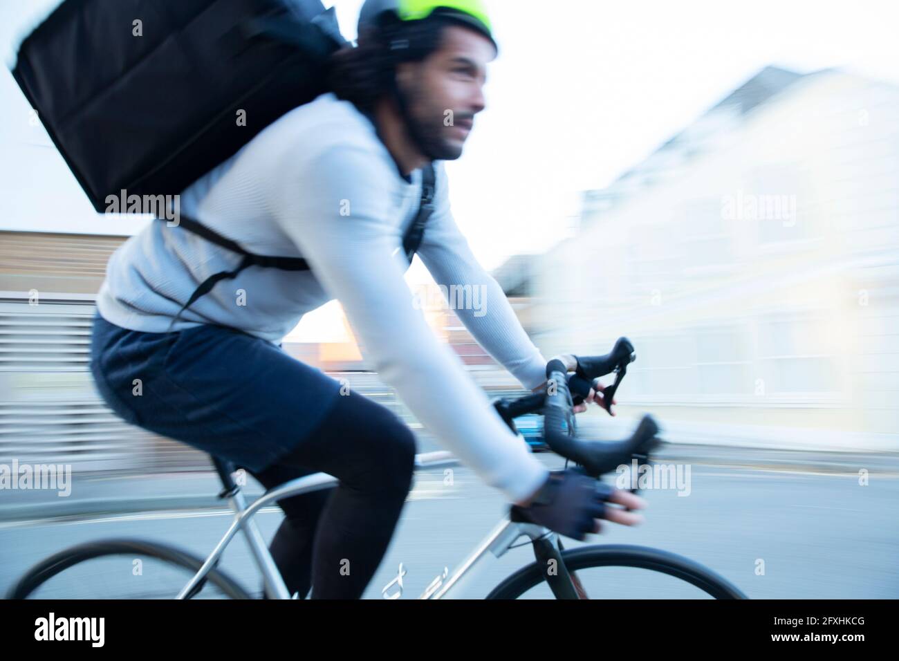 Un messager à vélo pour homme qui fournit des aliments rapidement sur la route Banque D'Images