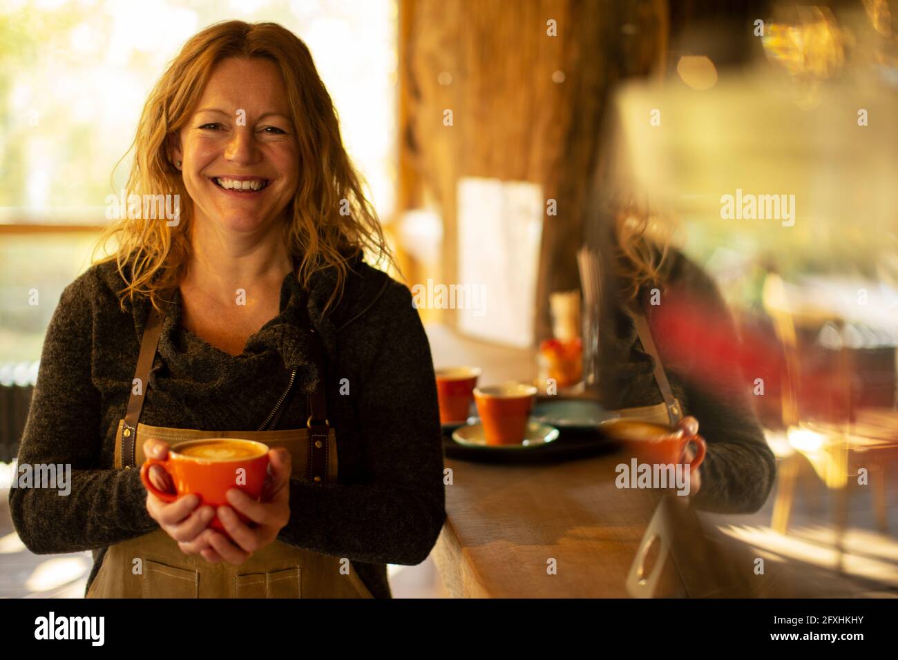 Portrait bonne femme propriétaire de café avec cappuccino Banque D'Images