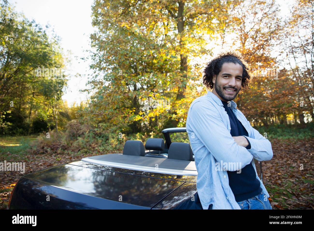 Portrait Happy man au cabriolet dans le parc d'automne Banque D'Images