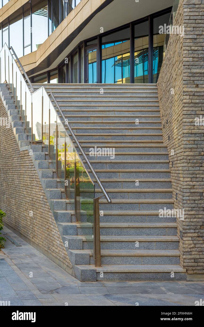 Escalier en pierre et garde-corps menant à l'entrée de la ville  contemporaine immeuble de bureaux avec murs en verre Photo Stock - Alamy