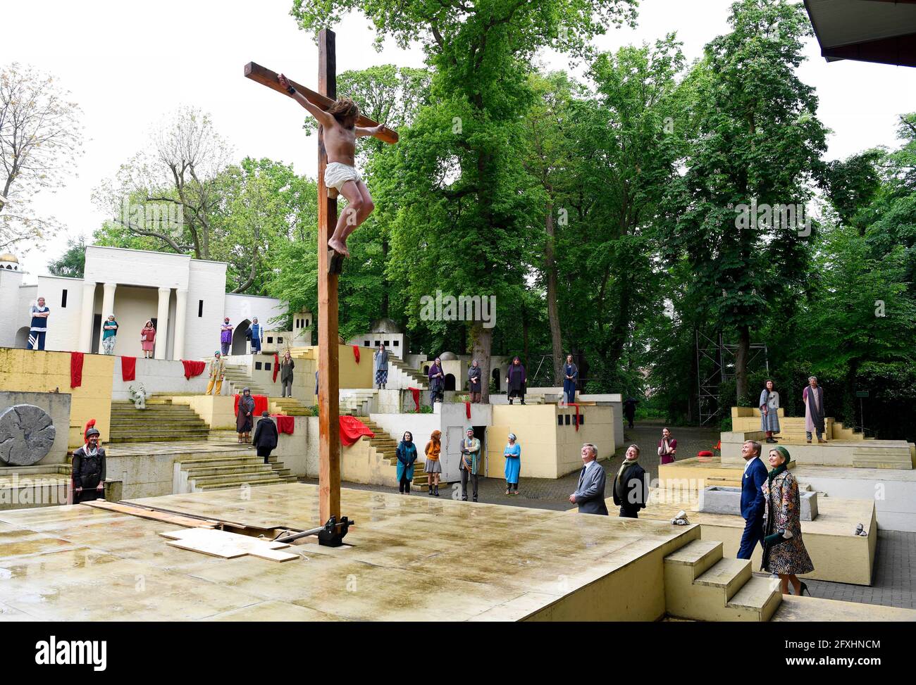 Tegelen, pays-Bas. 27 mai 2021. Le roi Willem-Alexander et la reine Maxima des pays-Bas à l'openluchttheater de Doolhof à Tegelen, le 27 mai 2021, pour visiter les pièces de la passion, assister à la répétition avec le directeur, les acteurs et l'équipe artistique, lors de la visite régionale à North Limburg, crédit: Albert Nieboer/pays-Bas OUT/point de vue OUT/dpa/Alay Live News Banque D'Images