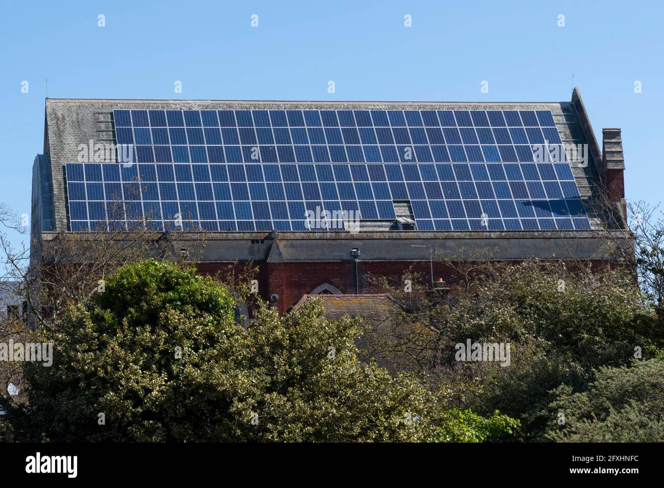 Grand ensemble de panneaux solaires sur le toit de l'église Banque D'Images