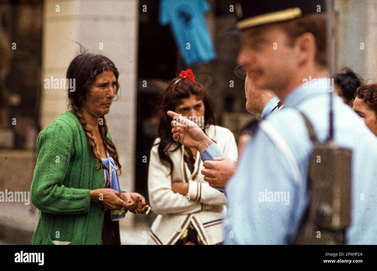 Les femmes roms discutent avec les gendarmes français à Saintes Maries de la Mer, France 1978 Banque D'Images