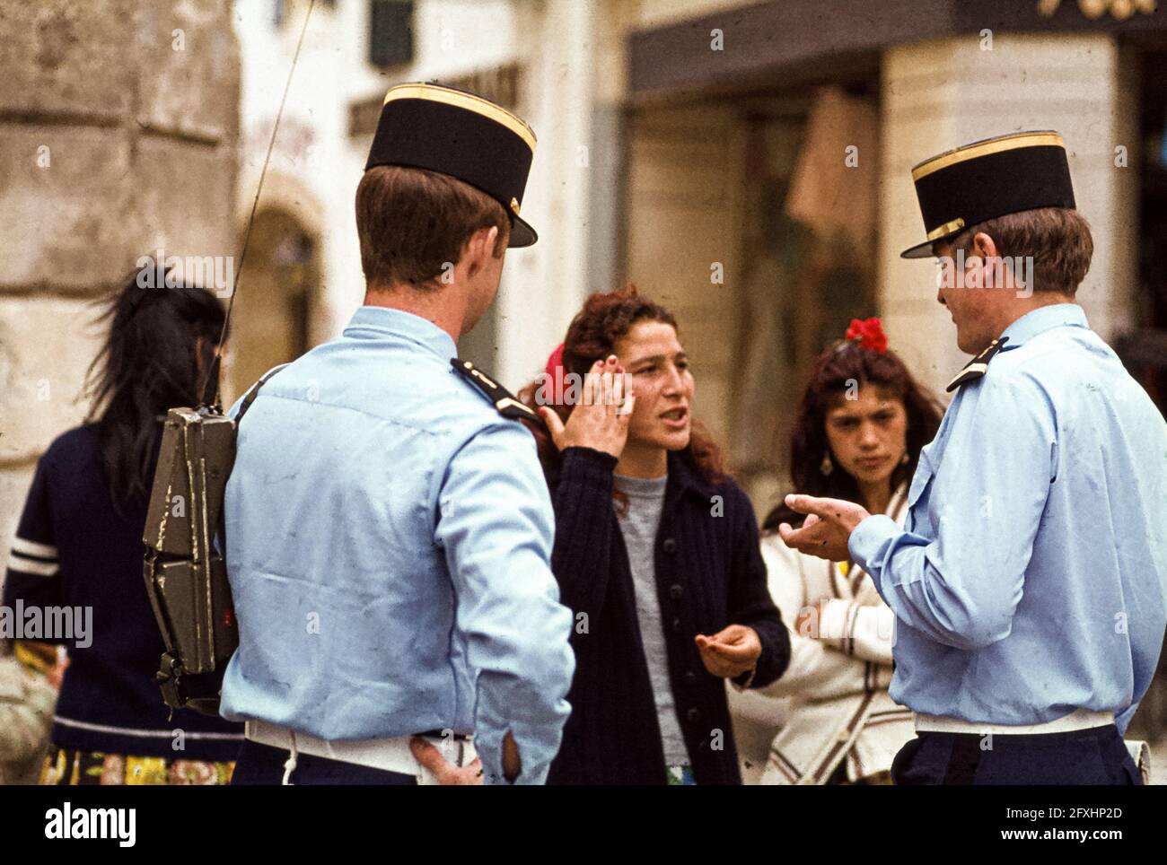 Les femmes roms discutent avec les gendarmes français à Saintes Maries de la Mer, France 1978 Banque D'Images