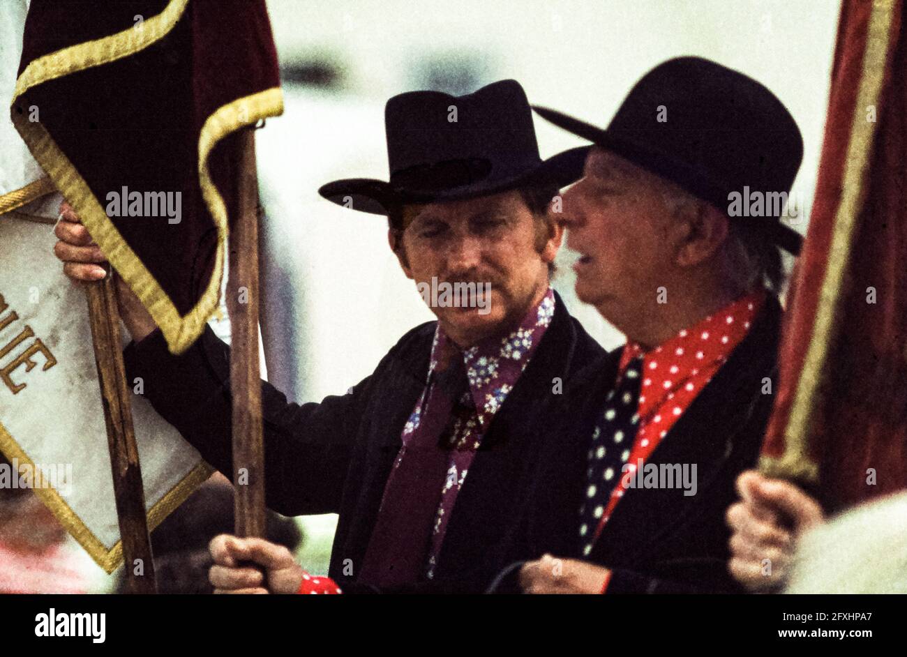 Accompagnés par des gardians montés, les cow-boys de la Camargue, chaque année le 24 mai, les statues saintes de la Vierge Marie sont transportées à travers le village jusqu'à la plage de Saintes-Maries-de-la-Mer, en France Banque D'Images