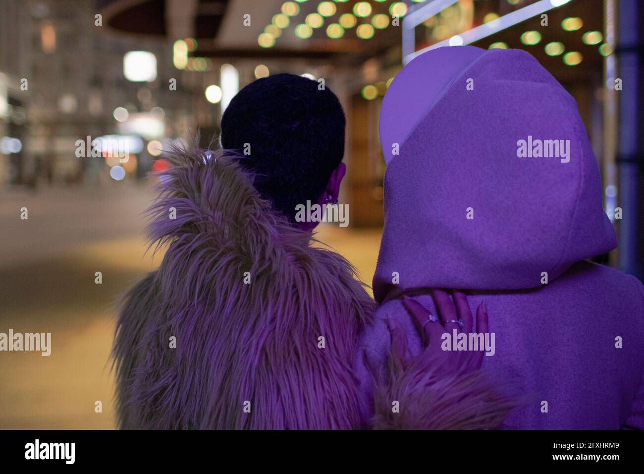 Couple sur le trottoir sombre de la ville Banque D'Images
