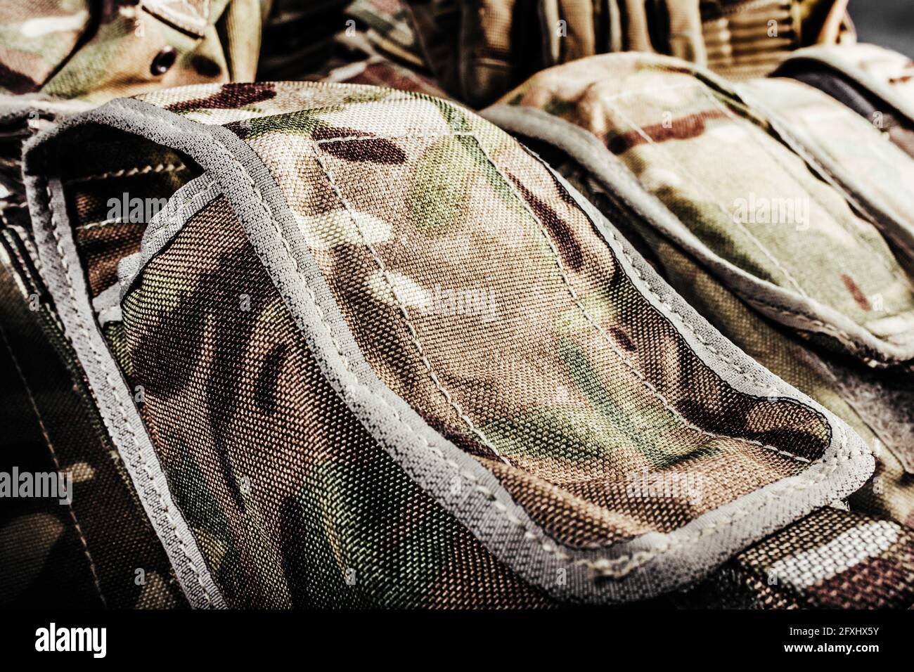 Photo en gros plan de pochettes de maillot de corps de soldat à motif camouflage multiple. Banque D'Images