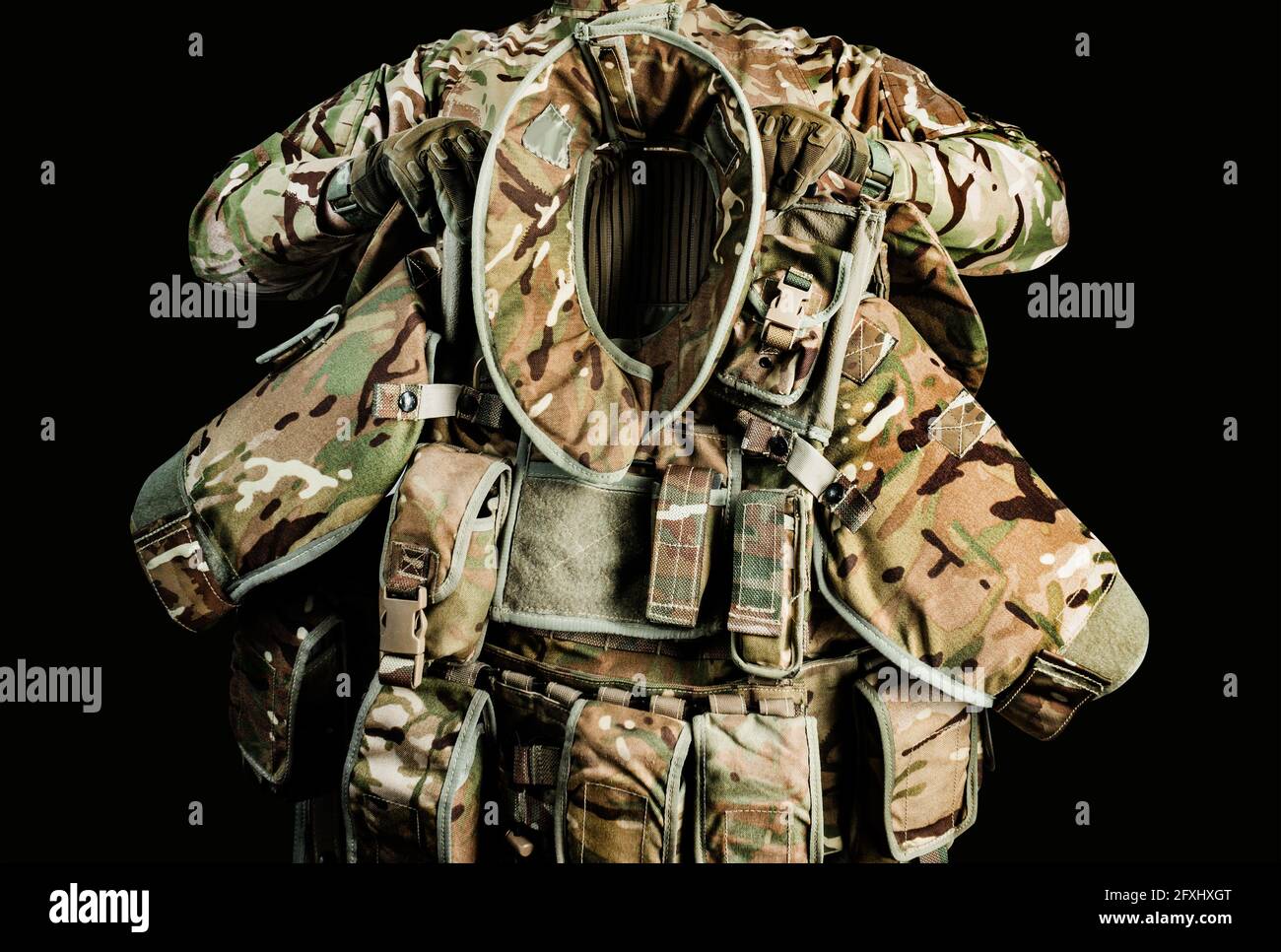 Photo d'un soldat portant un gilet blindé camouflé de niveau 3 avec protection des épaules et du cou sur fond blanc. Banque D'Images