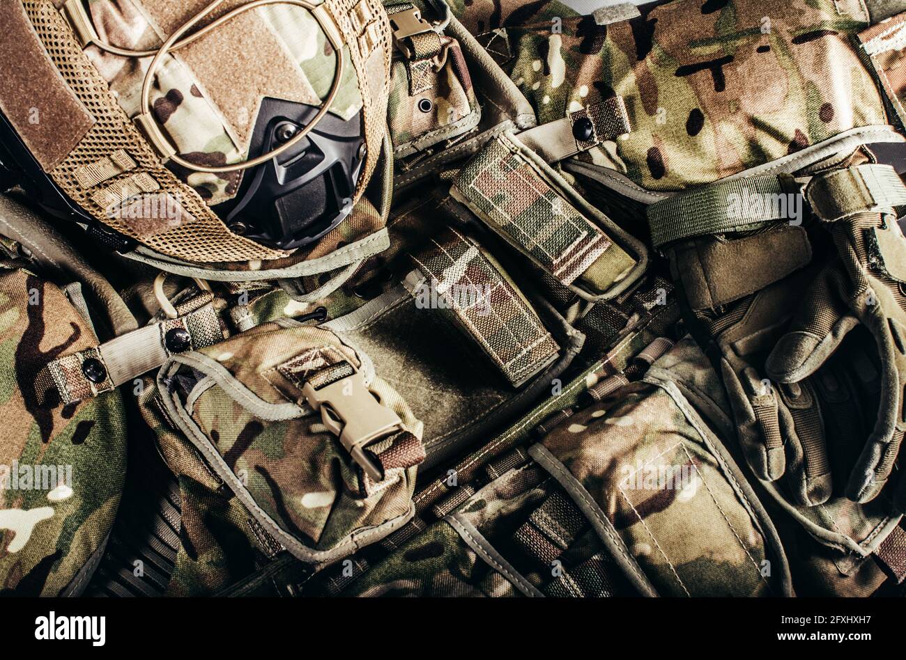 Photo des munitions de soldat de protection de niveau 3 et du casque posé sur la surface de la table. Banque D'Images