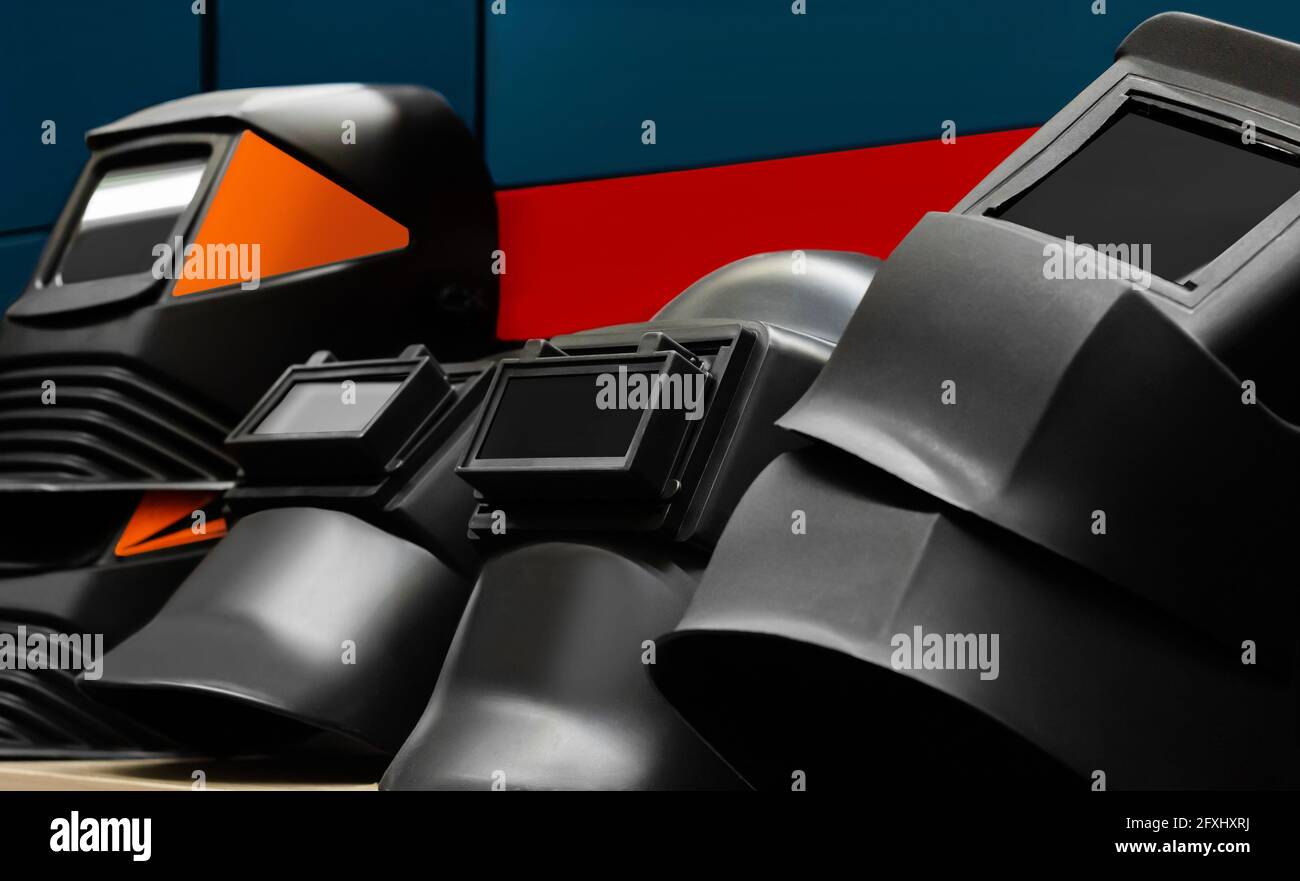 Photo des casques de protection en plastique de soudeur qui se posent sur la tablette du magasin de fournitures de construction. Banque D'Images