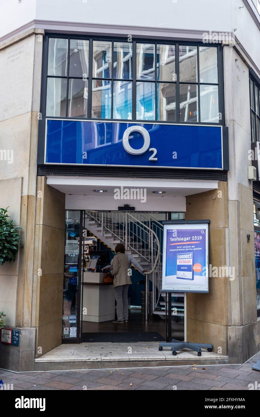 Brême, Allemagne - 19 août 2019 : magasin O2 avec des gens autour de Brême, Allemagne. O2 est une société européenne de télécommunications, spécialisée dans la téléphonie mobile t Banque D'Images