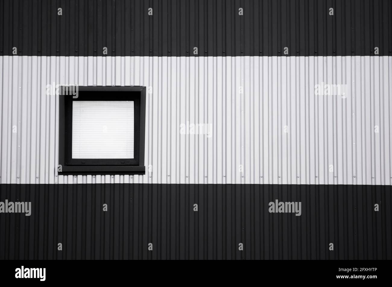 Tôle de fer ondulée noire et blanche utilisée comme façade d'un entrepôt ou  d'une usine avec une fenêtre. Texture d'une tôle de zinc ondulée sans  couture Photo Stock - Alamy