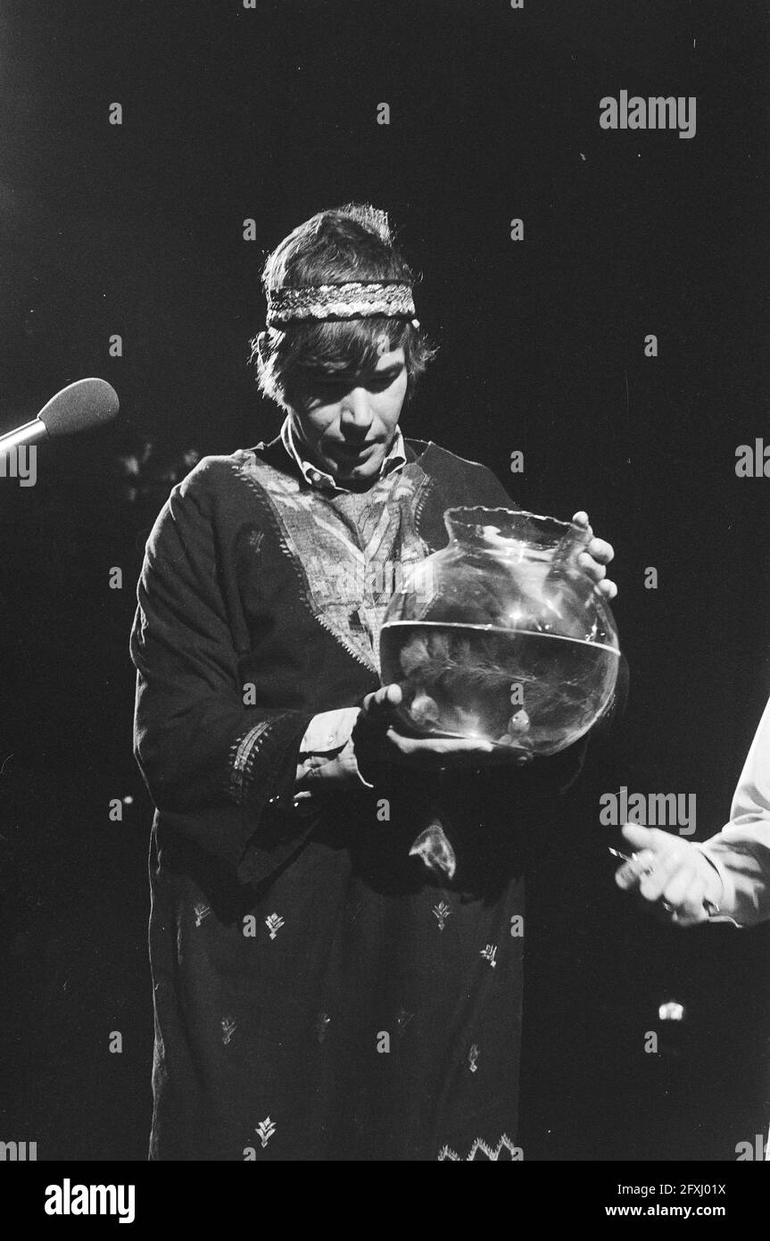 Willem Duys sort Edisons dans le programme TV voor de vuist weg. Paul van Vliet AS ´ Bram van de commune’, avec le poisseau de Duys, 26 février 1971, artistes de cabaret, Cérémonies de remise de prix, poisseaux, pays-Bas, Agence de presse du XXe siècle photo, news to remember, documentaire, photographie historique 1945-1990, histoires visuelles, L'histoire humaine du XXe siècle, immortaliser des moments dans le temps Banque D'Images