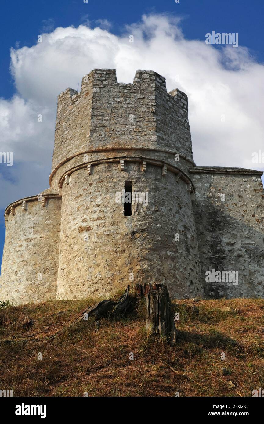 Tour de guet central, ajouté en 1500s après J.-C., de l'église médiévale de Saint-Nicolas, près de Nin dans le comté de Zadar, Dalmatie du Nord, Croatie. L'église a été construite sur un monticule préhistorique à un plan de trefroil à la fin de 1000s ou au début de 1100s après J.-C. et est le seul exemple d'architecture préromane en Dalmatie. L'église fut fortifiée en 1500s pendant un conflit de 100 ans entre le Royaume de Croatie et l'Empire ottoman . Banque D'Images