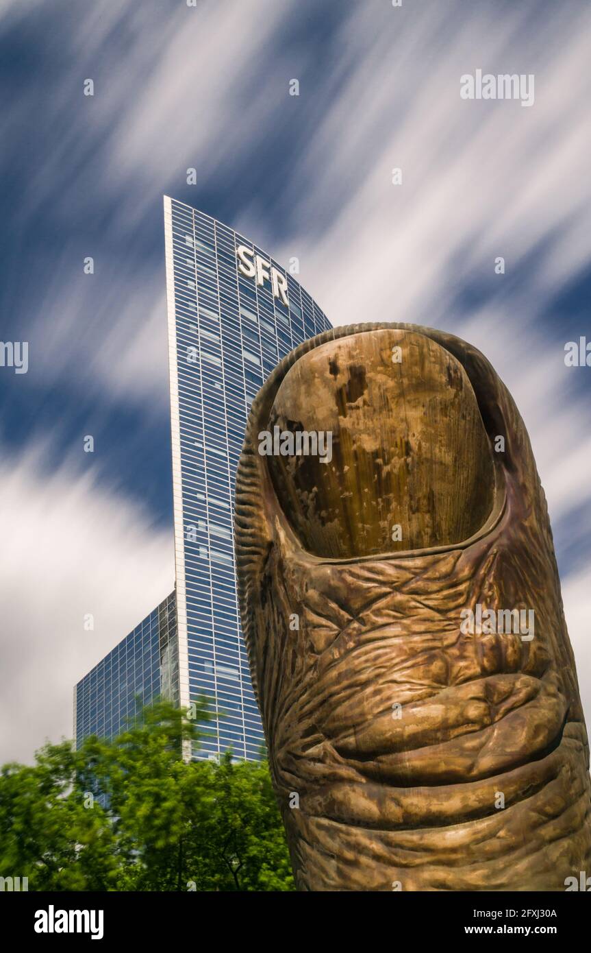 FRANCE. HAUTS-DE-SEINE (92), PUTEAUX, DÉFENSE, SCULPTURE EN BRONZE REPRÉSENTANT LE POUCE DE CÉSAR ÉVOQUANT SON 'NARCISSIME' Banque D'Images