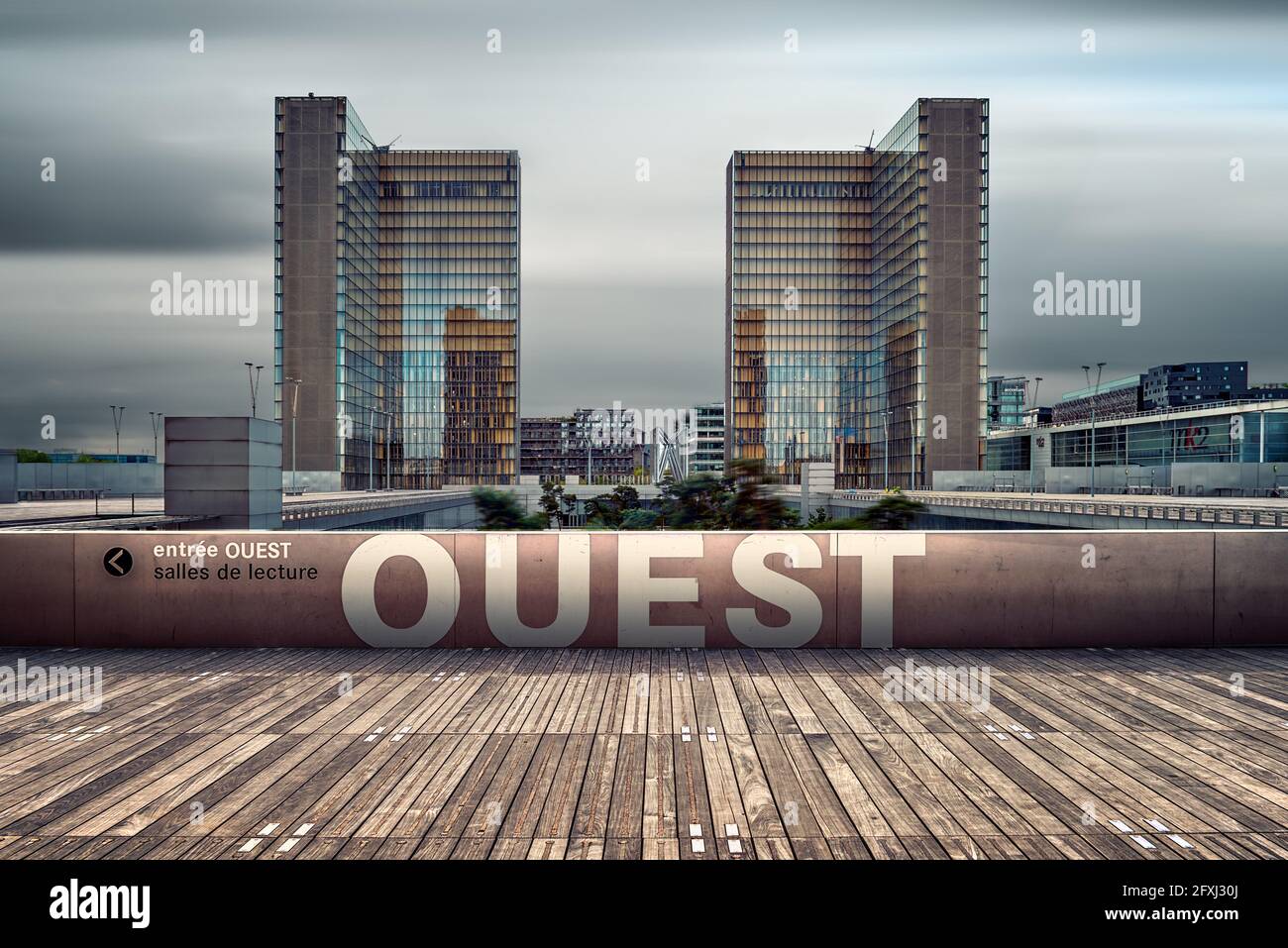 FRANCE, PARIS (75), 13ÈME ARR, BNF, VUE SUR LA BIBLIOTHÈQUE NATIONALE DE FRANCE DEPUIS L'ENTRÉE OUEST ((ARCHITECTE DOMINIQUE PERRAULT)) Banque D'Images
