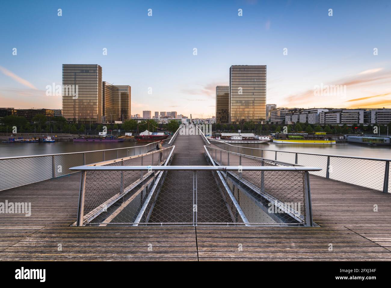 FRANCE, PARIS (75), 12ÈME ARR, VUE DE LA BIBLIOTHÈQUE NATIONALE DE FRANCE DEPUIS LA PORTE SIMONE DE BEAUCOIR AU COUCHER DU SOLEIL Banque D'Images