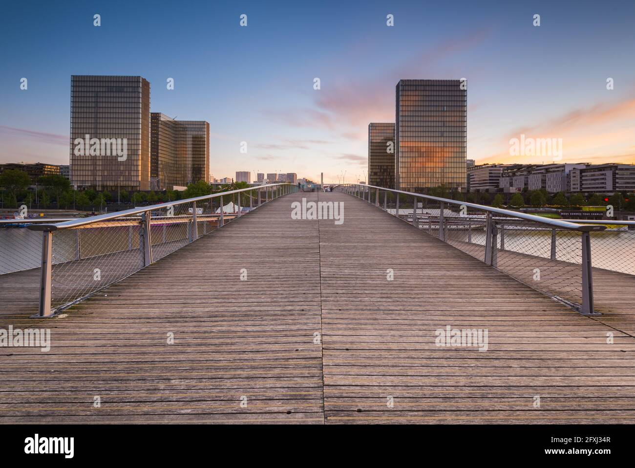 FRANCE, PARIS (75), 12ÈME ARR, VUE DE LA BIBLIOTHÈQUE NATIONALE DE FRANCE DEPUIS LA PORTE SIMONE DE BEAUCOIR AU COUCHER DU SOLEIL Banque D'Images