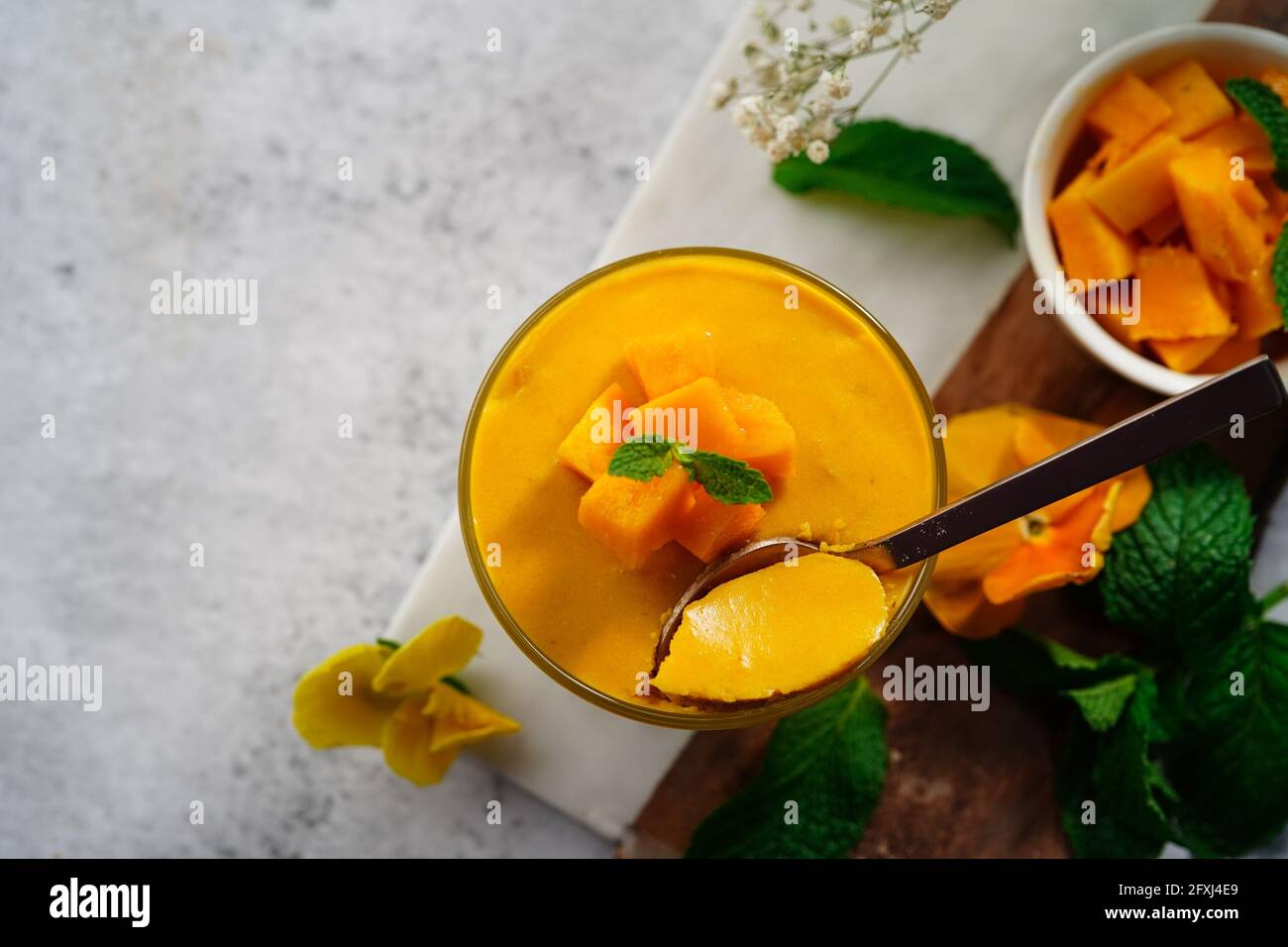 Mousse de mangue maison avec mangues coupées et garniture à la menthe, mise au point sélective Banque D'Images