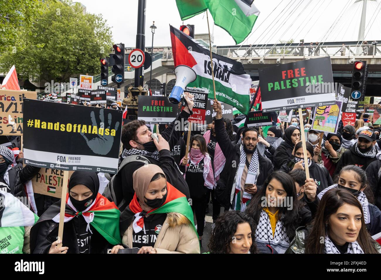 Une foule de manifestants se sont rassemblés sur le Victoria Embankment, manifestation de la Palestine libre, Londres, 22 mai 2021 Banque D'Images