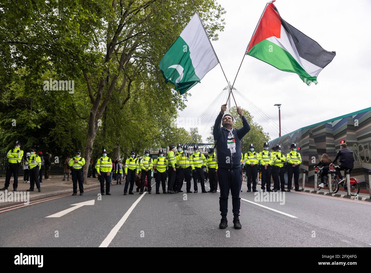 Un manifestant agité des drapeaux devant la ligne des officiers de police, Free Palestine Protest, Londres, 22 mai 2021 Banque D'Images