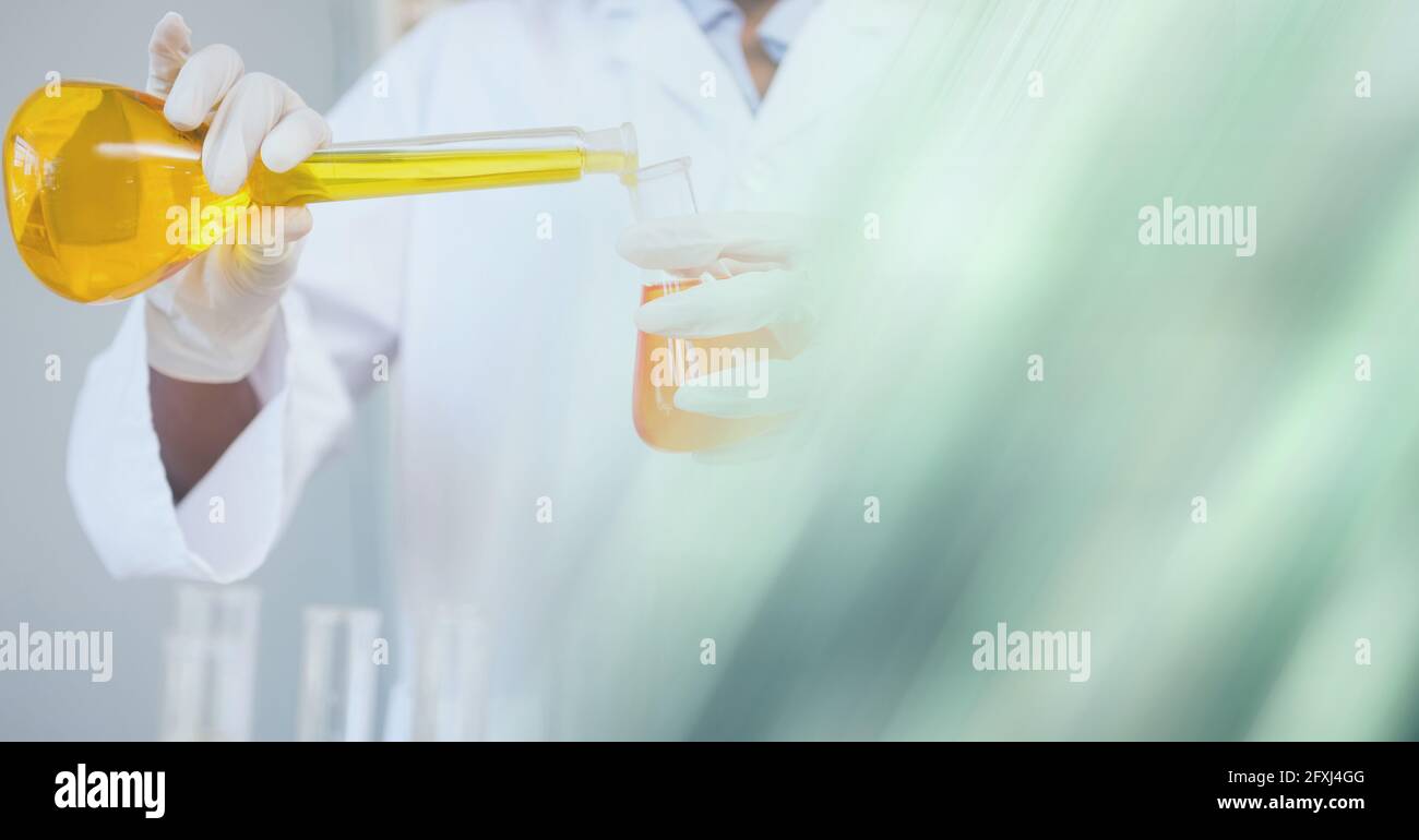 Composition du flacon de scientifiques contenant du liquide jaune en laboratoire et l'espace de copie Banque D'Images